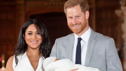 Bild: Dominic Lipinski
Die glücklichen Eltern Prinz Harry und Herzogin Meghan mit ihrem Sohn. Foto: Dominic Lipinski/PA Wire