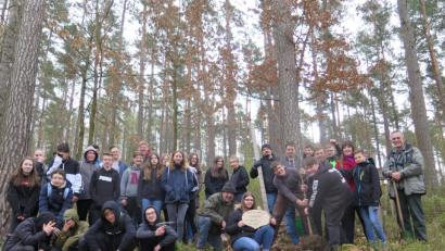 Bild: jzk
Forstdirektor Dirk Lüder (rechts) lobt die Achtklässler bei ihrer Pflanzaktion im Schulwald im Herrenhölzl.