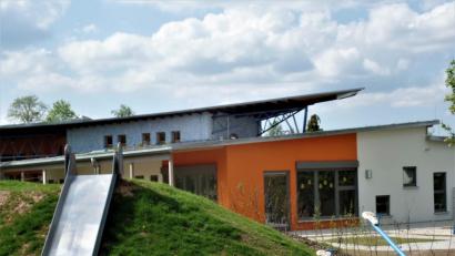 Bild: jml
Klare Linien, große Fenster, ein etwas niedrigeres Dach. Die neue Kinderkrippe gliedert sich harmonisch an den seit 20 Jahren bestehenden Kindergarten Arche Noach an.