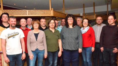 Bild: fjo
Im Festausschuss wirken mit (von links) Adrian Dierl, Tobias Kirner, Alfred Blöderl, Karl Ochantel, Margit Kirzinger, Josef Kleber, Andreas Ringholz, Andreas Federl, Detlef König, Kerstin Wilka-Dierl, Wolfgang Götz, Monika Zeitler-Kals, Markus Bauriedl und Rudi Grundler junior.