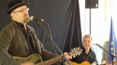 Bild: fsb
„D’Sau laoue heit niad aas“, sagt Liedermacher Hubert Treml (links). Er spielt mit Gitarrist Robert Prill im Flossenbürger Museuscafé eher ein nachdenklich stimmenden Konzert.