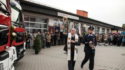 Bild: Hirsch
Dekan Hans Amann segnete die neuen Fahrzeuge der Schwandorfer Feuerwehr. Rechts neben ihm Vorsitzender Holger Roidl.