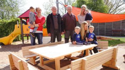 Bild: bkr
Auch die fünfte Gruppe des Kindergartens hat jetzt einen Platz für eine Brotzeit. Wilhelm König und Albert Melzner (Dritter und Vierter von links) überraschen die Erzieherinnen Michaela Pühl, Nadja Kröniger und Isabel Striegl (von links) mit einer Sitzgruppe.