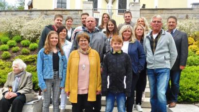 Bild: hai
Nicht nur ihre Familie, sondern auch die evangelische Kirchengemeinde Wirbenz hat Frieda Graf (vorne Mitte) viel zu verdanken. Entsprechend groß ist die Zahl der Gratulanten an ihrem 80. Geburtstag.