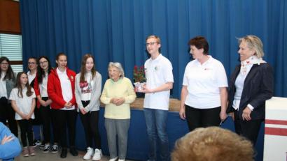 Bild: roh
Das Jugendrotkreuz Friedenfels mit Daniel Hirschmann (Dritter von rechts) an der Spitze gratulierte Lotte Irmer (Vierte von rechts) zum 90. Im Namen der Bereitschaft wünschten auch stellvertretende Kreisvorsitzende Eva Freifrau von Podewils und Andrea Winkler (von rechts) alles Gute.