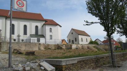 Bild: kö
In etwa zwei Wochen soll die Neugestaltung der Freiflächen auf dem Areal des abgerissenen Schulhauses starten.