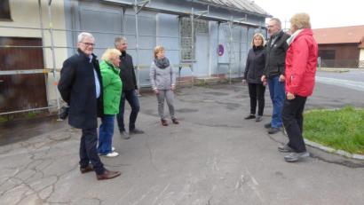 Bild: exb
Gemeinderat Otto Schroll (Zweiter von rechts) erklärt den Mitgliedern der Bürgerliste die Maßnahmen am Alten Feuerwehrhaus.