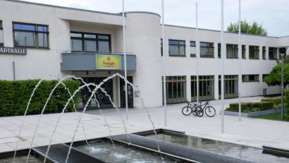 Bild: do
Nach der städtebaulichen Neugestaltung des Stadthallen-Umfeldes soll im kommenden Jahr die Generalsanierung der Sport- und Veranstaltungshalle beginnen