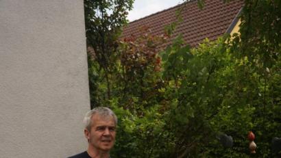 Bild: du
Klaus Kuran mit einem Exponat seiner neuen Ausstellung.