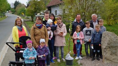 Bild: rkp
Die Verantwortlichen des GOV Thanstein mit den Familien Meixensperger und Niebauer sowie den Buben und Mädchen, die Pflanzgut für die Kinderaktion erhalten haben.