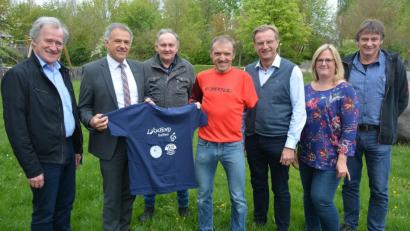 Bild: jr
Auf den 11. Inklusionslauf der Lebenshilfe freuen sich (von links) TuS-Präsident Anton Bauernfeind, Lebenshilfe-Vorsitzender und Bürgermeister Roland Grillmeier, Wolfgang Friedl (Schützen Mitterteich), Schirmherr Wolfgang Stöckl, Lebenshilfe-Geschäftsführer Berthold Kellner, sowie Julia Schmeller und Erwin Bösl (beide Lebenshilfe).