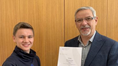 Bild: Irene Grünauer /exb
Schulleiter Karl Bösl (rechts) gratuliert dem Gewinner Noah Bauch, Klasse 9b, und überreicht die Urkunde.