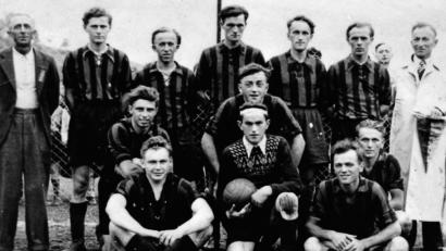 Repro: rwi
Die Gründungsmannschaft des 1. FC Rieden beim Eröffnungsspiel gegen den SC Germania Amberg am 23. August 1953: (hinten von links) Paul Gumprich (Trainer), Josef Wolf, Alois Ferber, Kurt Müller, Fritz Schweiger, Hermann Schötz, Fritz Brandl (Vorsitzender); (mittlere Reihe von links) Richard Seibert, Alfred Hauser, Konrad Ibler sowie (vorne von links) Richard Scherer, Adolf Graf, Christian Schneider.