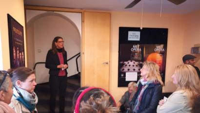 Bild: Thomas Dobler
Sabina Sommerer vom Vorstand begrüßte im Kino die Besucher der ersten Veranstaltung seit der Wiederbelebung des Schwandorfer Architekturzirkels. Gezeigt wurde der Film „Modell und Mythos Bauhaus“.