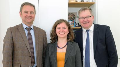 Bild: Susanne Schwab/Stadt Amberg
Oberbürgermeister Michael Cerny (rechts), Referatsleiter Dr. Bernhard Mitko (links) und die neue Klimaschutzmanagerin der Stadt Amberg, Corinna Loewert