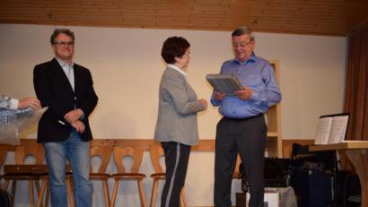 Bild: wku
Maria Matzke überreicht den Bürgermeistern Leonhard Helm (links) und Hans Koch Jubiläumsteller zum 25-jährigen Dreikönigstreffen.