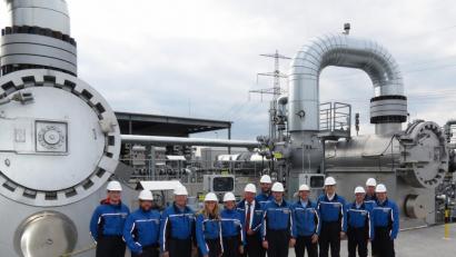 Bild: Dobmeier
Beim Rundgang der Gäste von CSU und Feuerwehr mit Schutzkleidung auf dem Betriebsgelände der Megal-Verdichtungsstation zeigen die Verantwortlichen mit Thomas Penzl (Fünfter von rechts) die Technik der 146-Millionen-Investition am Standort Rothenstadt.