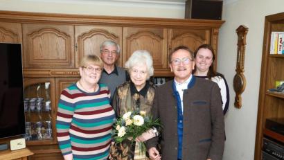 Bild: njn
Bürgermeister Hans Donko (Zweiter von rechts) mit der Jubilarin Else Klein (Dritte von links). Mit auf dem Bild (von links) Schwiegertochter Barbara, Sohn Detlef und Enkelin Marion.