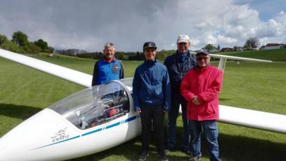 Bild: Jörg Pfab/luf
Stolz auf das Erreichte: David Neumann (Zweiter von links) mit seinem Prüfer Werner Schwanitz (Zweiter von rechts) sowie seinen Fluglehrern Hans Trautenberg (links) und Egfried Trautenberg (rechts). Auf dem Bild zu sehen ist Schulungsdoppelsitzer, mit dem der 16-Jährige flog.