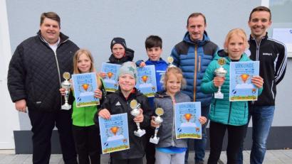 Bild: no
Bei der Siegerehrung zeichnen der Schirmherr, Bürgermeister Dieter Dehling (links), Spartenleiter Andreas Dehling (rechts) und der SVI-Vorsitzende Martin Luber (Zweiter von rechts) die schnellsten Mädchen und Buben der drei Altersstufen aus.