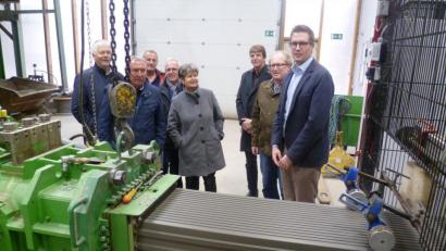 Bild: usc
Mitglieder der SPD-Kreistagsfraktion begutachten im Schönlinder Ziegelwerk der Firmengruppe Leipfinger-Bader die modernste Technik.