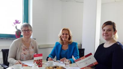 Bild: Hladik
Leiterin Elisabeth Schieder, Andrea Lang, die Bevollmächtigte für den Landkreis Neustadt und die Stadt Weiden, und Sandra Kellermann, Bevollmächtigte für den Landkreis Tirschenreuth (von links) stellen die Jahresbilanz 2018 der Beratungsstelle für Schwangerschaftsfragen Donum Vitae vor.