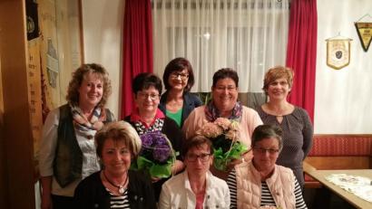 Bild: twg
Die Neuaufnahmen des Müttervereins Pullenreuth. Vorne sitzend von links nach rechts: Christa Schinner, Karin Pirner und Gerda Hacker. Hinten stehend von links nach rechts: Vorsitzende Anni König, Gerlinde Dumler, Kassenverwalterin Hannelore Pschörer, Evi König und Schriftführerin Irene Ritter.