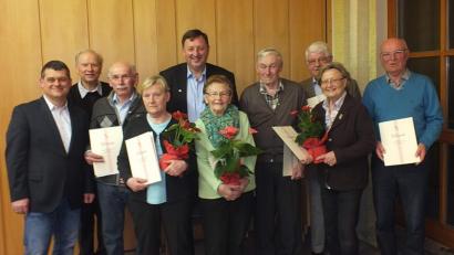 Bild: u
Im Rahmen der KAB-Jahresversammlung wurden langjährige Mitglieder geehrt. V. l.: KAB-Diözesansekretär Markus Nickl, Stadtpfarrer Hans-Peter Bergmann, Georg Wismath, Inge Wismath (beide 40 Jahre), Martin Meier (25 Jahre), Zenta Bauer, Ferenc Stricki, Peter Meier, Renate Meier (alle 40 Jahre) und Vorsitzender Günter Übelacker (40 Jahre Mitglied, 10 Jahre Vorsitzender).