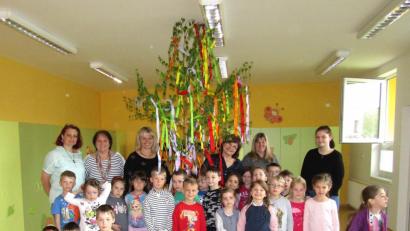 Bild: fvo
Kita-Projekttag im tschechischen Hostouň: In Deutschland ist der Maibaum der Frühlingsbote, in Tschechien ist er der Baum der Liebenden.