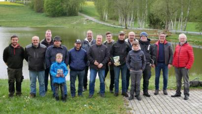 Bild: gz
Den Bestplatzierten beim Anfischen gratulierten Sportwart Michael Bauriedl und Vorsitzender Karl Roth (v.l.). Der 8-jährigen Michael Bäumler freute sich über den Preis seines Vaters Jürgen (4.v.l.).