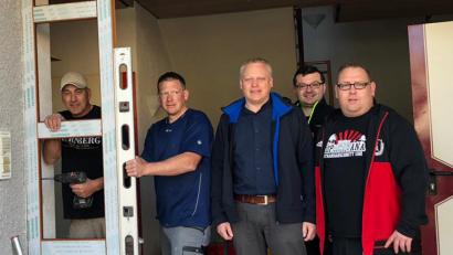 Bild: lep
Bürgermeister Jürgen Kürzinger (Dritter von links) macht sich zusammen mit den Kommandanten (rechts, daneben) Fabian Leipold und Torsten Goss ein Bild von den Arbeiten. Sie sind vom schnellen Baufortschritt überrascht.