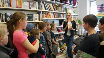 Bild: weu
Nachdem Heike Hagl den Grundschülern einen Abriss über den Sinn des Lesens gegeben hatte, überreichte sie jedem Schüler ein Exemplar des Kinderromans „Der geheime Kontinent“.