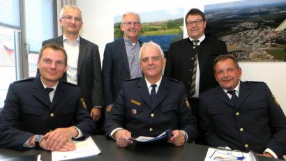 Bild: Hirsch
Stellvertretender Dienststellenleiter Franz-Xaver Michl, Inspektionsleiter Armin Kott und Verkehrssachbearbeiter Dieter Jäger (sitzend von links) legten dem VG-Geschäftsstellenleiter Daniel Fendl sowie den Bürgermeistern Harald Bemmerl und Alfred Jäger (stehend von links) den Sicherheitsbericht 2018 für Wackersdorf und Steinberg am See vor.