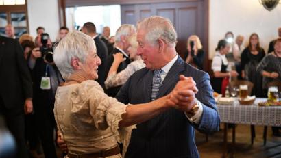 Bild: Lino Mirgeler
Der britische Thronfolger Prinz Charles nimmt an einem Seniorentanz im Hofbräuhaus teil.