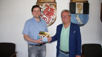 Bild: wro
Neuer Ansprechpartner für die Jugend ist ab sofort Oliver Sturm (links). Vor wenigen Tagen wurde er von Bürgermeister Toni Dutz offiziell in sein Amt eingeführt.