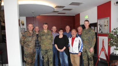 Bild: frd
An der Spitze der Freunde und Förderer der Grenzlandkaserne stehen (vorne, von links) Vorsitzender Sven Deiss, zweiter Vorsitzender Rene Grychnik, Schatzmeisterin Carmen Müller und Schriftführer Christoph Fröhlich. Bataillonskommandeur Andreas Bleek (vorne rechts) sicherte seine Unterstützung zu.