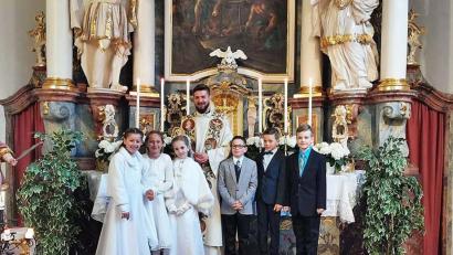 Bild: ü
Die sechs Kommunionkinder treten gemeinsam an den Tisch des Herren.