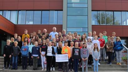 Bild: exb
Die erfolgreichen Schülerinnen und Schüler des Stiftland-Gymnasiums freuen sich mit BUND-Kreisvorsitzendem Josef Siller, Bio-Lehrer und Sammlungsleiter Uli Roth und Schulleiter Georg Hecht über das Rekordergebnis bei der Sammlung.