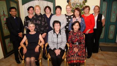 Bild: wro
Anna Koller (sitzend, Mitte) bleibt Vorsitzende beim Frauen- und Mütterverein. Sie erhält Unterstützung von Dritter Vorsitzender Angelika Bittner (sitzend, links) und Zweiter Vorsitzende Irene Schön (sitzend, rechts). Dahinter das Team um die Vorsitzenden.