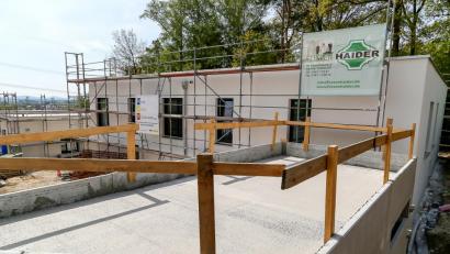 Bild: Hösamer
An den Boardinghäusern am Ettmannsdorfer Berg wird weiter gearbeitet. Die Klage eines Anliegers dagegen hatte keinen Erfolg.