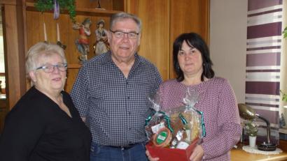 Bild: mmj
Bürgermeisterin Birgit Höcherl gratulierte Karolina und Hans Margraf im Namen der Stadt zum 50. Hochzeitstag.