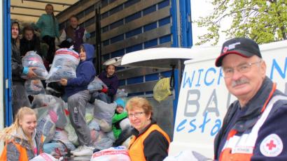 Bild: njn
(von rechts) Detlef Schade Iris Schade mit den jungen Helfern vom Jugendrotkreuz beim Beladen.