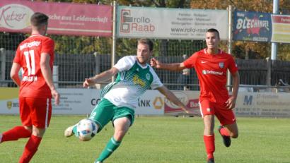 Bild: gb
Zum letzten Heimspiel der Landesliga-Saison 2018/19 empfängt der SV Mitterteich am Freitag um 18.30 Uhr den SV Memmelsdorf. Der zuletzt beim
2:3 in Baiersdorf fehlende Martin Bächer (Mitte) kehrt in den Kader zurück.
