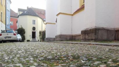 Bild: Gabi Schönberger
Die evangelische Kirchengemeinde macht ernst und will das Parken entlang der Häuserzeile "Am Stock" bei der Michaelskirche künftig verbieten.