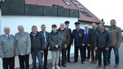 Bild: gi
Die Vereine lassen den Bauunternehmer und Waidmann Andreas Gruber (Sechster von links) zu seinem 70. Geburtstag hochleben. Erste Gratulantin ist seine Frau Anneliese.