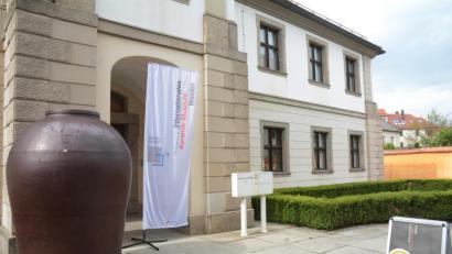Bild: Gabi Schönberger
Werktags werden Besucher über die Regionalbibliothek ins Keramikmuseum gelotst. Weil der Zugang über den Innenhof etwas versteckt ist, weisen Banner auf den „Eingang um die Ecke“ hin. Wird der Vertrag verlängert, soll hierfür eine professionelle Lösung gefunden werden.