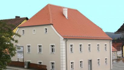 Bild: boj
Ein schmuckes Gebäude: Das sanierte Pfarr- und Jugendheim In Niedermurach verdankt sein Überleben auch Mitteln aus der Städtebauförderung.