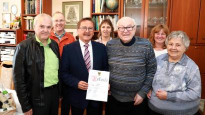 Bild: njn
Dr. Werner Rose (dritter von rechts) feierte 90. Geburtstag. Mit auf dem Bild (von links, erste Reihe) der stellvertretende Landrat Günter Kopp, Bürgermeister Hans Donko sowie Ehefrau Marga. Mit auf dem Bild (hintere Reihe, von links) die Kinder Hans, Ingrid und Elisabeth.