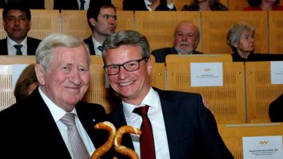 Bild: Stephan Huber
25 Jahre OTH: Zum Festauftakt nach Amberg kamen auch Wissenschaftsminister Bernd Sibler (rechts) und sein Vorgänger Hans Zehetmair, der maßgeblich an der Gründung der Hochschule in Amberg und Weiden beteiligt war.