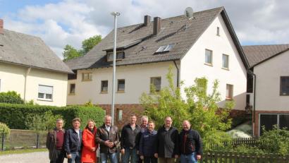 Bild: ral
Das Bild zeigt Bürgermeister Josef Deichl und einige Gemeinderäte bei der Inbetriebnahme des Bayern-WLAN hier in Schmidgaden